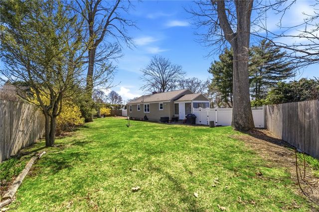 9 Tophill Circle, Cranston, RI 02920