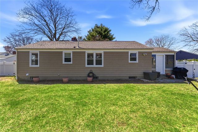 9 Tophill Circle, Cranston, RI 02920