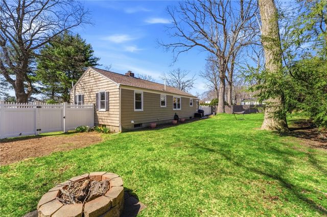 9 Tophill Circle, Cranston, RI 02920