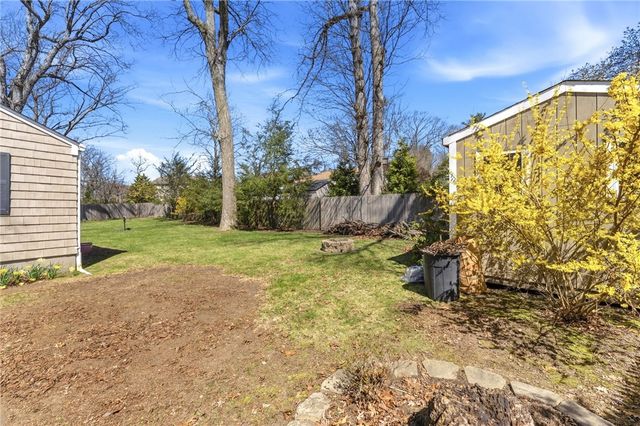 9 Tophill Circle, Cranston, RI 02920