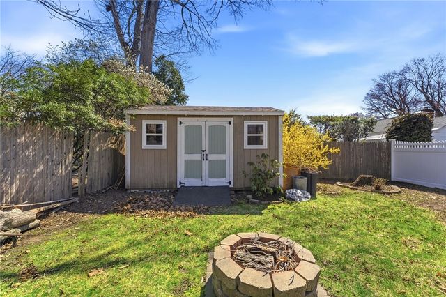 9 Tophill Circle, Cranston, RI 02920