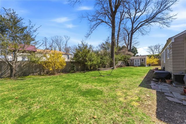 9 Tophill Circle, Cranston, RI 02920