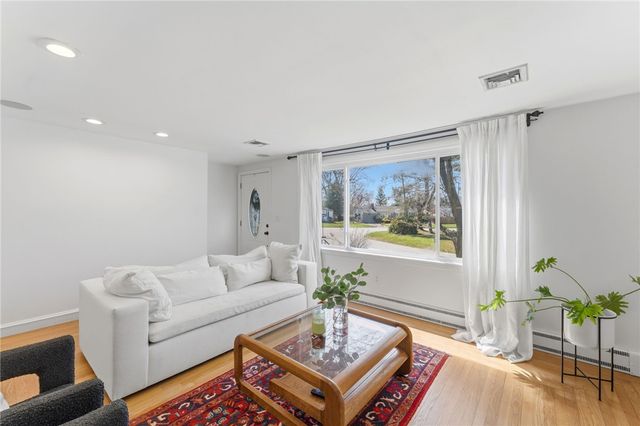 9 Tophill Circle, Cranston, RI 02920