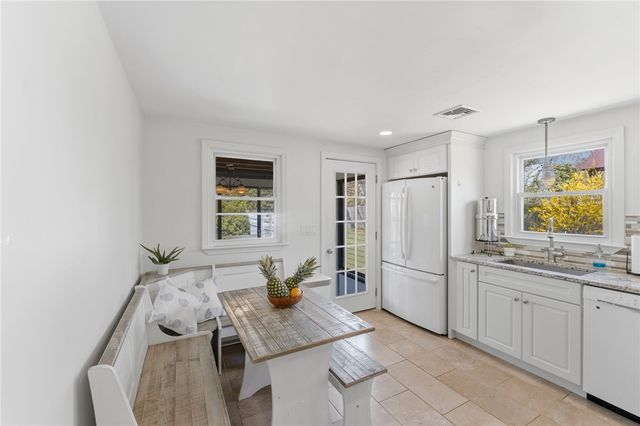 9 Tophill Circle, Cranston, RI 02920