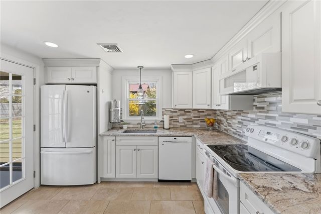 9 Tophill Circle, Cranston, RI 02920