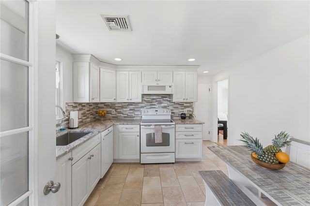 9 Tophill Circle, Cranston, RI 02920