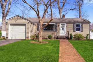 9 Tophill Circle, Cranston, RI 02920