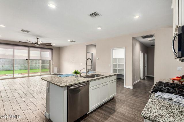 10773 W Swayback Pass Pass, Peoria, AZ 85383