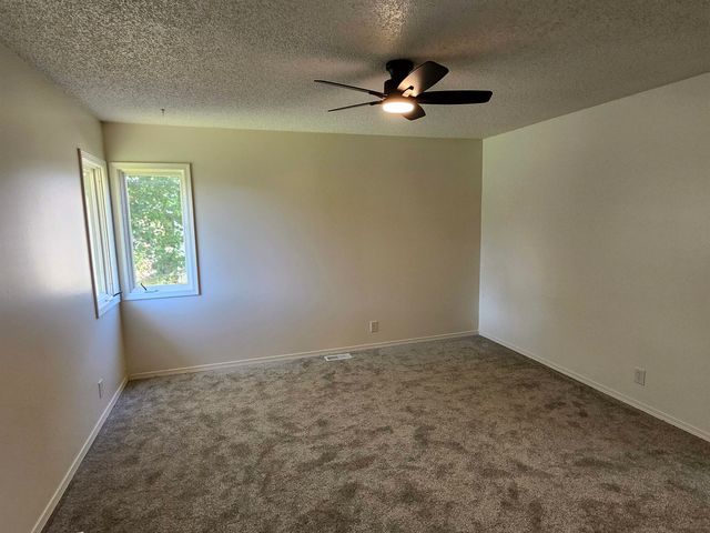 9039 E Skinner St, Wichita, KS 67207