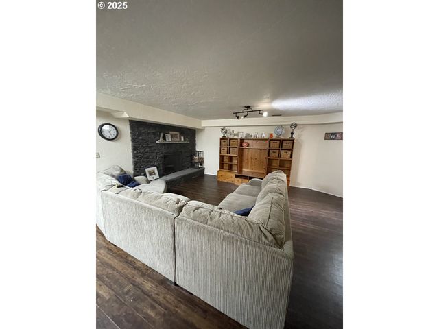 735 Sw MILL St, Sheridan, OR 97378