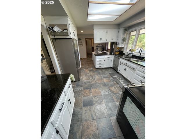 735 Sw MILL St, Sheridan, OR 97378