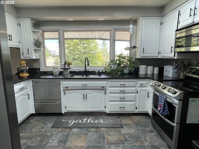 735 Sw MILL St, Sheridan, OR 97378