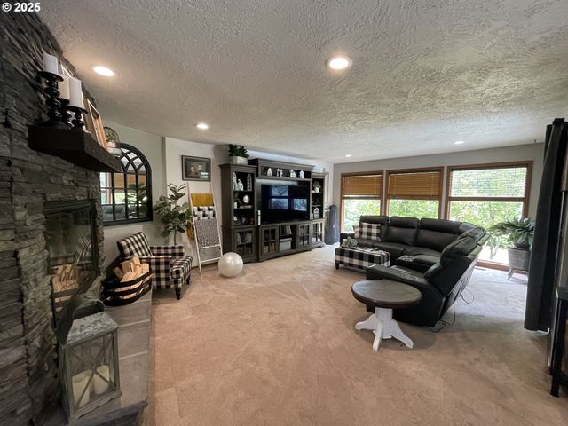 735 Sw MILL St, Sheridan, OR 97378