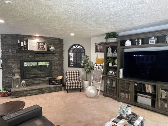 735 Sw MILL St, Sheridan, OR 97378