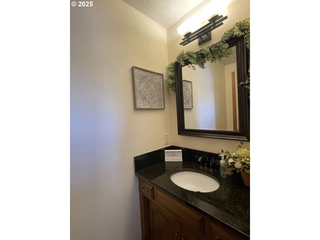 735 Sw MILL St, Sheridan, OR 97378