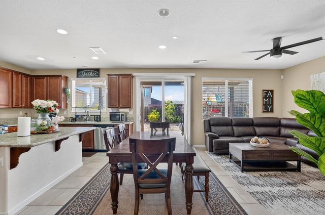 7434 Thorndale Way, Sacramento, CA 95829