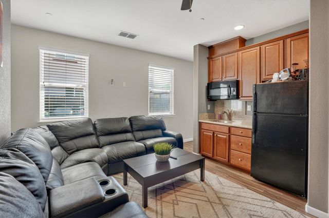 7434 Thorndale Way, Sacramento, CA 95829