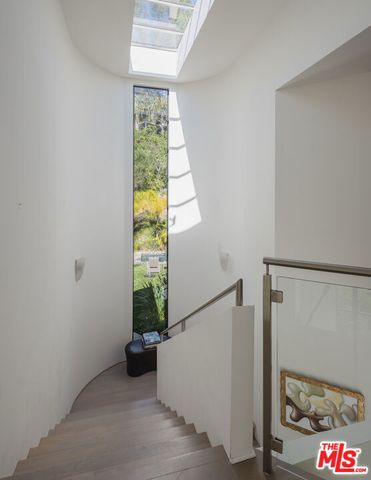 1060 Oakmont Street, Los Angeles, CA 90049