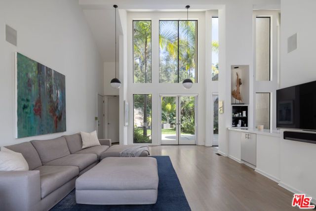 1060 Oakmont Street, Los Angeles, CA 90049
