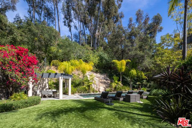 1060 Oakmont Street, Los Angeles, CA 90049