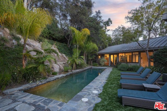 1060 Oakmont Street, Los Angeles, CA 90049