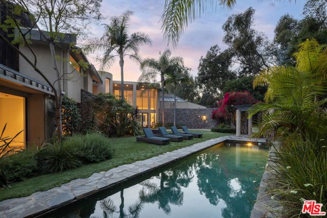 1060 Oakmont Street, Los Angeles, CA 90049