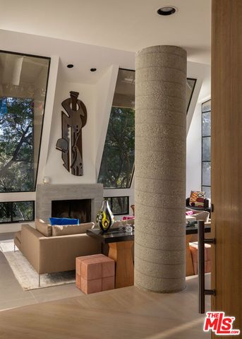 1060 Oakmont Street, Los Angeles, CA 90049