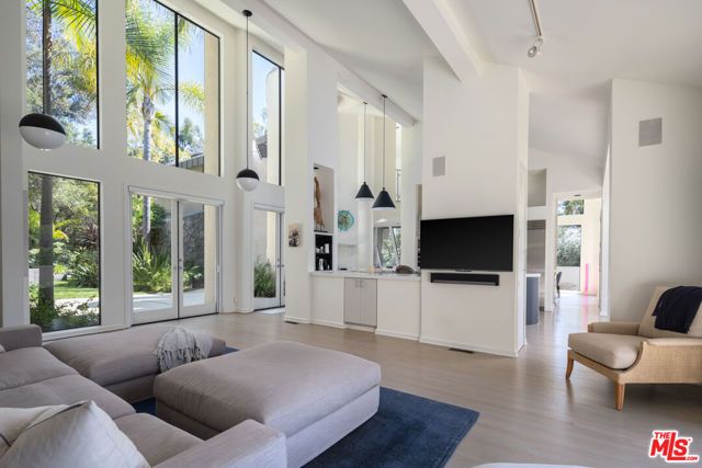1060 Oakmont Street, Los Angeles, CA 90049