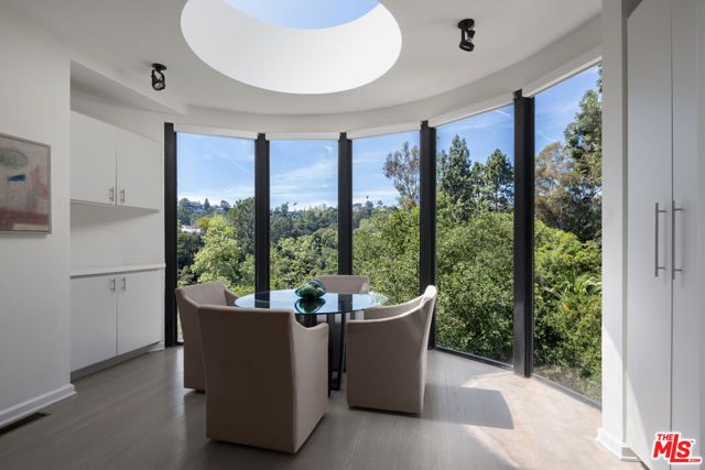 1060 Oakmont Street, Los Angeles, CA 90049