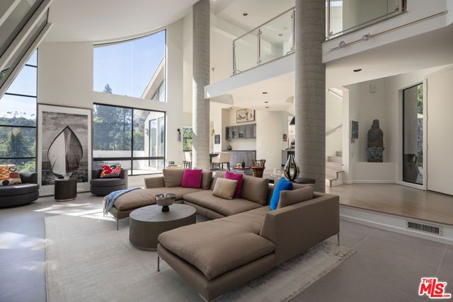 1060 Oakmont Street, Los Angeles, CA 90049