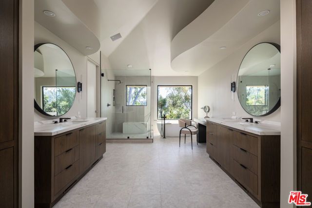 1060 Oakmont Street, Los Angeles, CA 90049