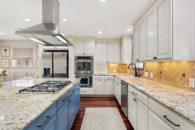 7607 Meadowglen Lane, Houston, TX 77063