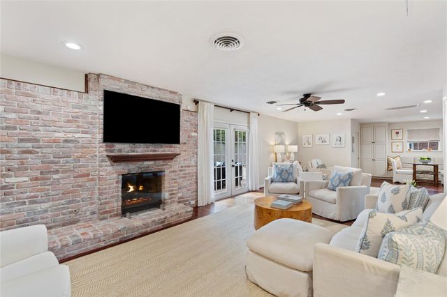 7607 Meadowglen Lane, Houston, TX 77063