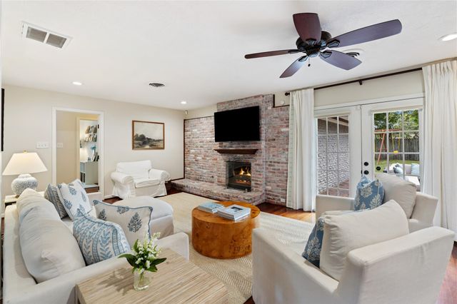 7607 Meadowglen Lane, Houston, TX 77063