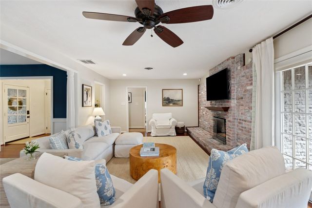 7607 Meadowglen Lane, Houston, TX 77063