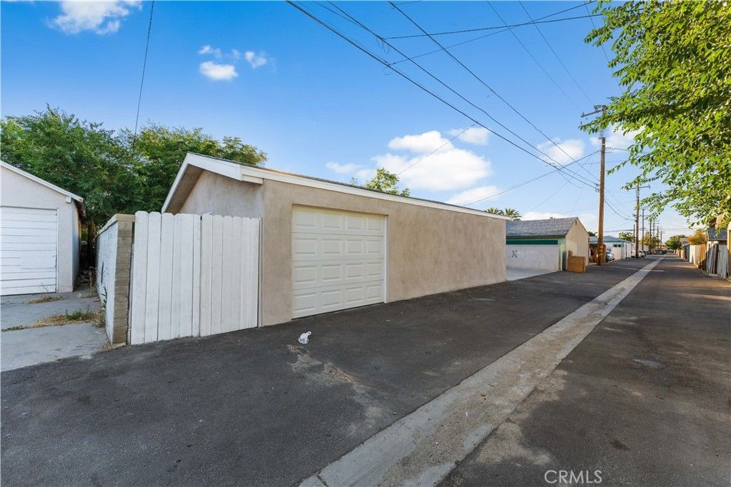 Image 13 of property listing at 44636 Cedar Avenue, Lancaster, CA 93534