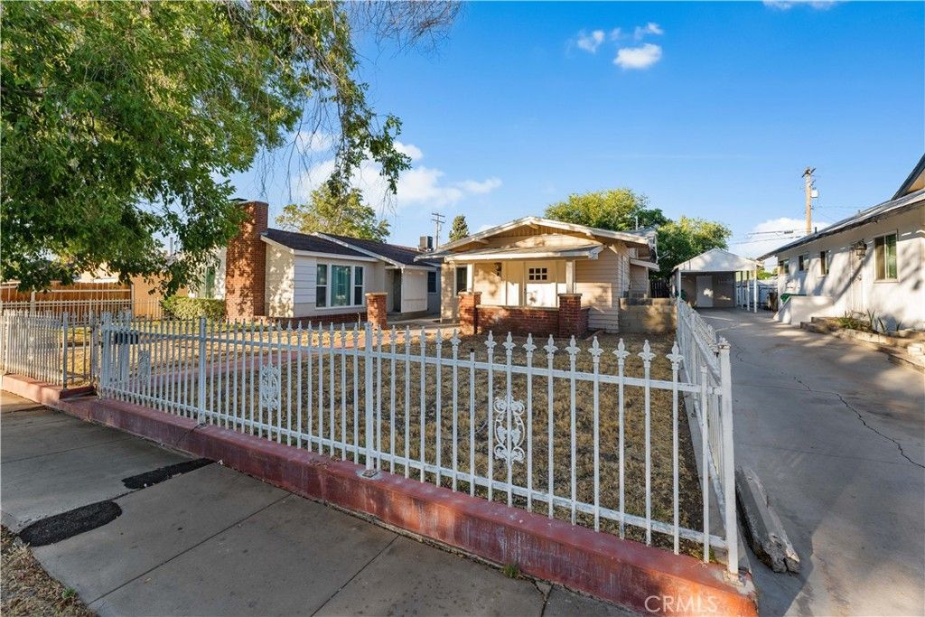Image 5 of property listing at 44636 Cedar Avenue, Lancaster, CA 93534