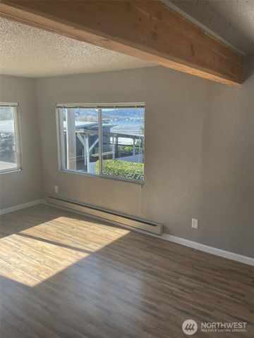 329 Perry Avenue N, Port Orchard, WA 98366