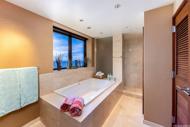 600 Queen Street 4302, Honolulu, HI 96813