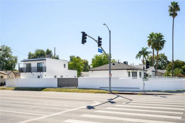 18060 Oxnard Street, Encino, CA 91316