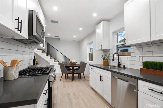 18060 Oxnard Street, Encino, CA 91316