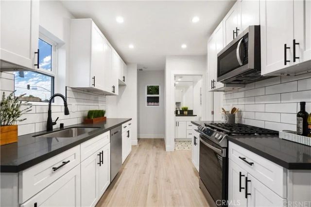 18060 Oxnard Street, Encino, CA 91316