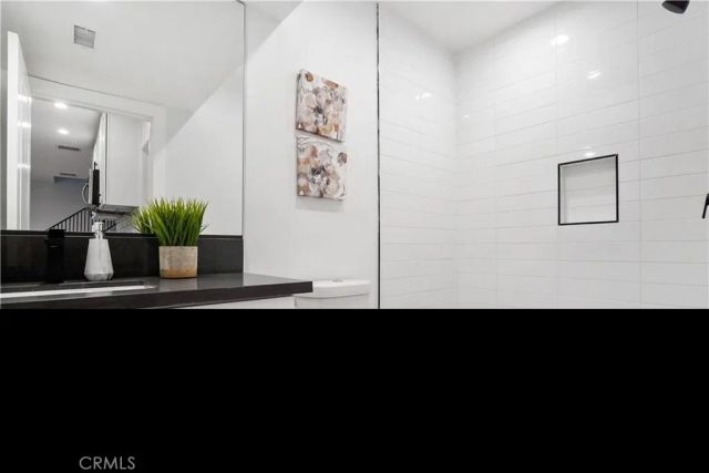 18060 Oxnard Street, Encino, CA 91316
