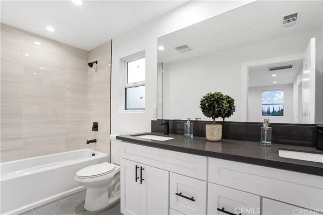 18060 Oxnard Street, Encino, CA 91316
