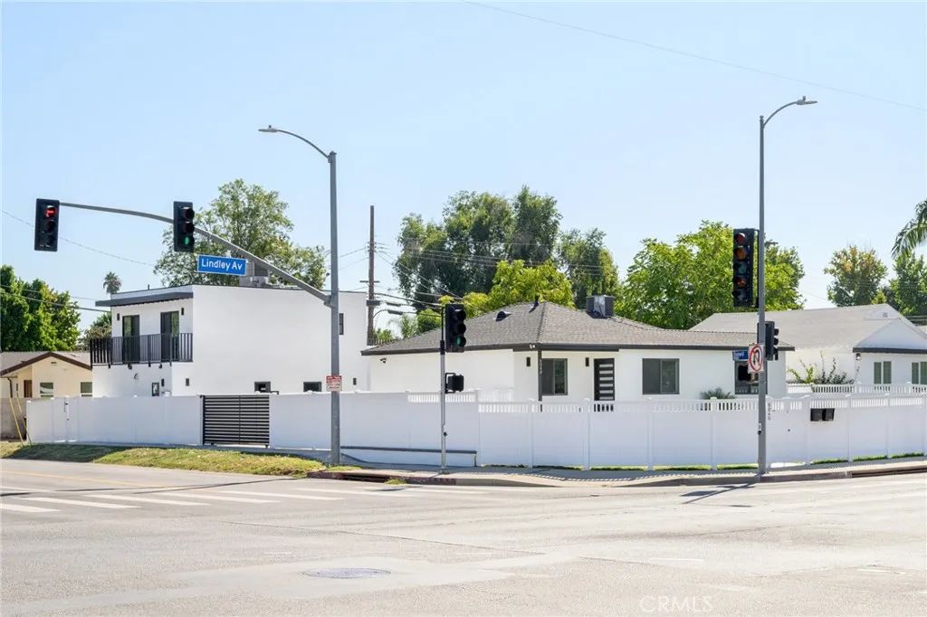 18060 Oxnard Street, Encino, CA 91316