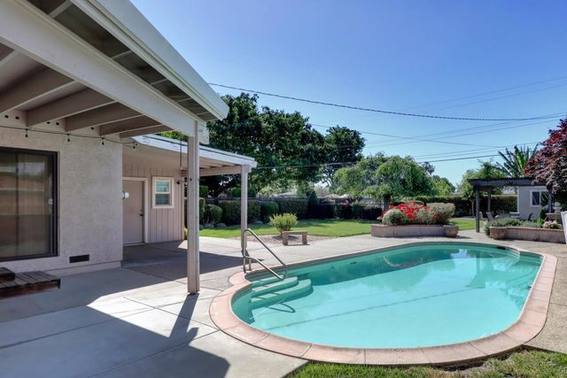 7830 Verna Mae Ave, Sacramento, CA 95828