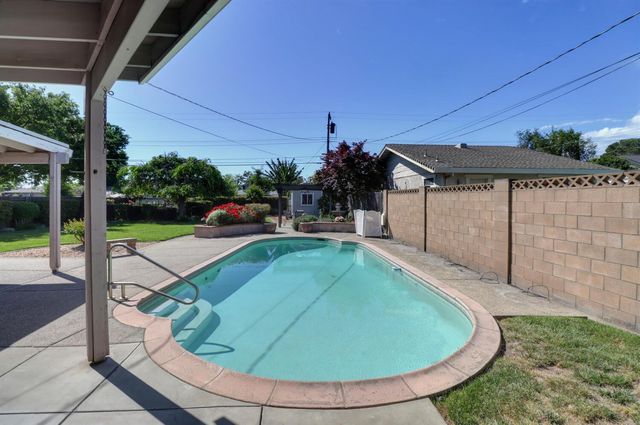 7830 Verna Mae Ave, Sacramento, CA 95828