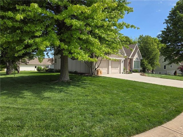 602 Ridgewood Drive, Raymore, MO 64083