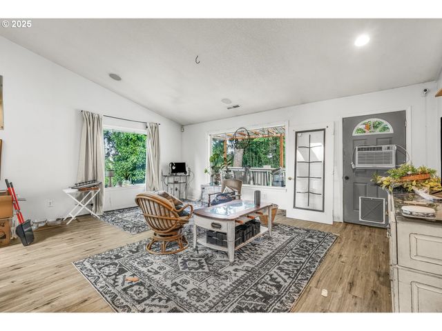 731 Se FOREST GLEN Rd, Estacada, OR 97023