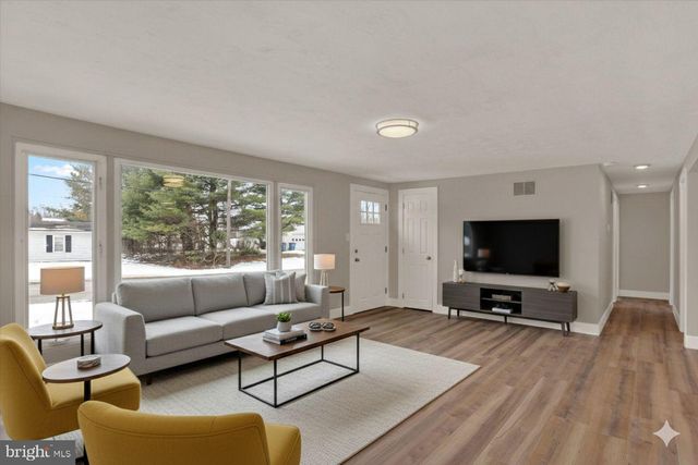 127 LAKEVIEW DR, Carlisle, PA 17013